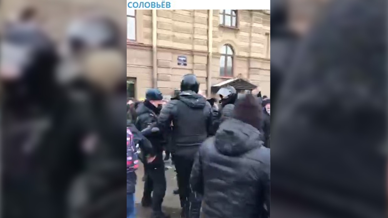 Нападение на спб. Фото нападения полиции на митингующих в Нижнем Новгороде. 1019 Нападение на полицейского. АУЕШНИКИ напали на полицейских.