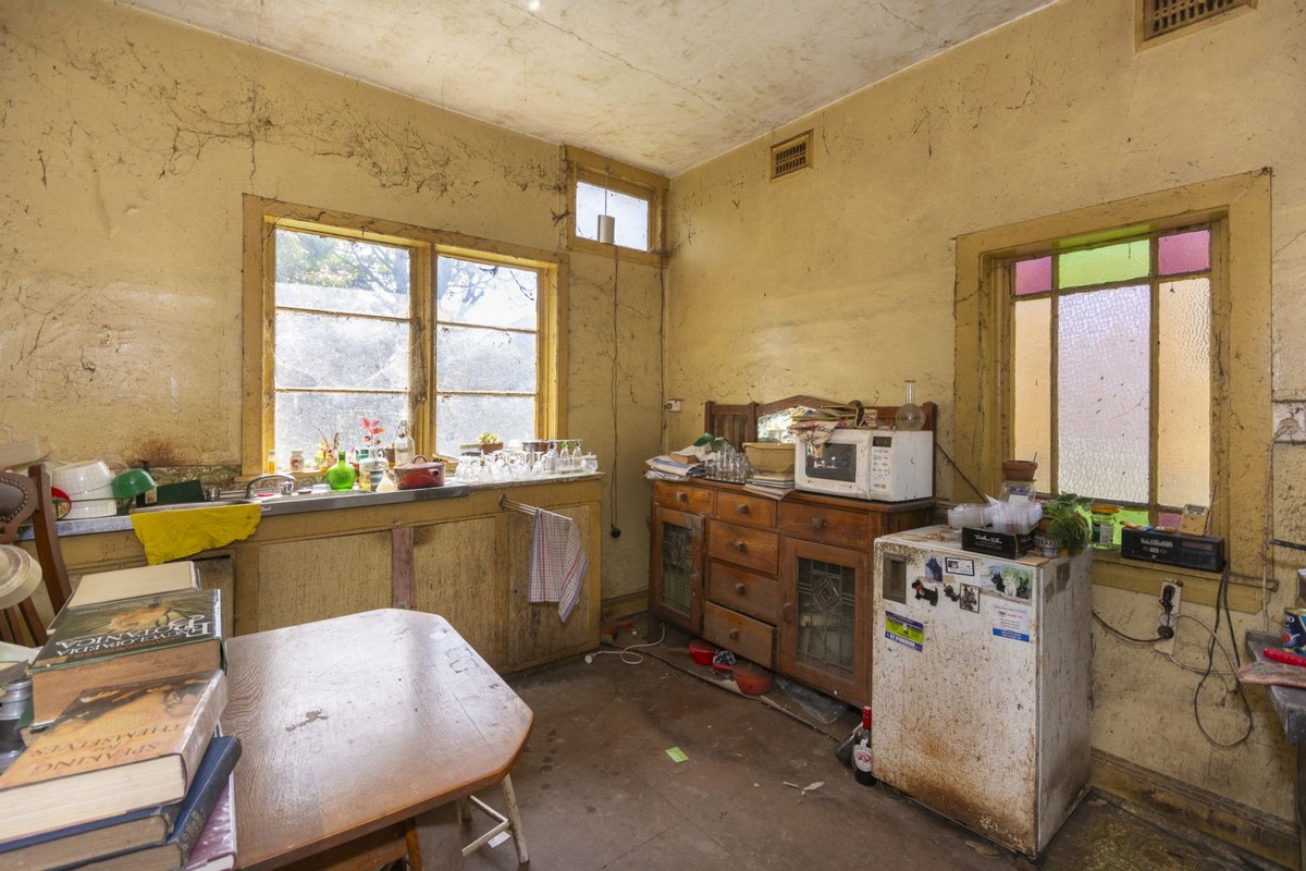 Прогулка по «дому-призраку», который стоит  млн 