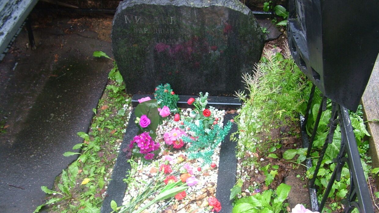 Таинственные поклонники принесли живые цветы на могилу Пуговкина