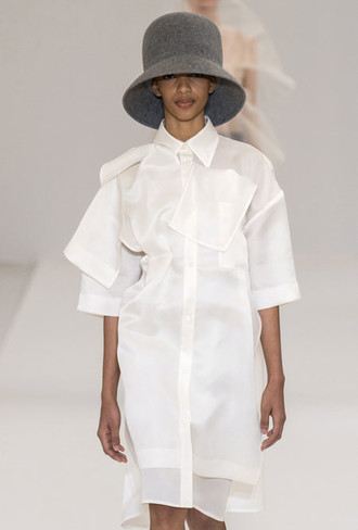 Пушистые шляпы, ушанки и бейсболки без козырька: самые модные головные уборы сезона 