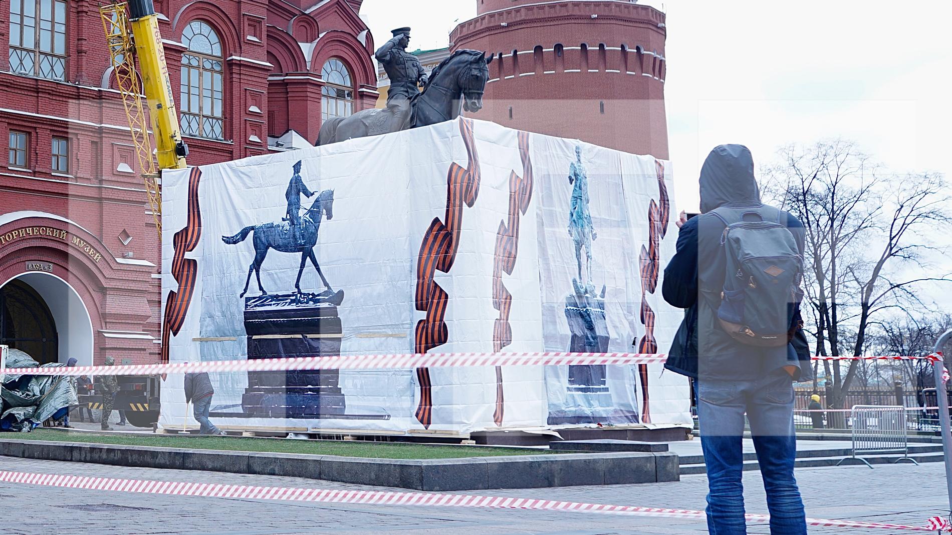памятник жукову в москве на манежной площади