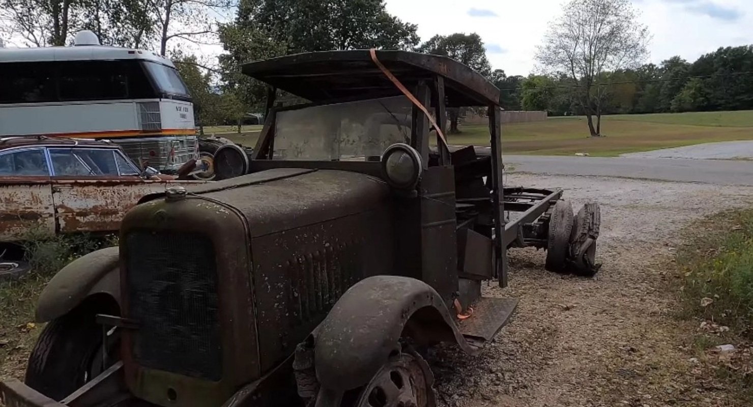 Грузовик GMC 1929 года завели после 80 лет простоя в лесу