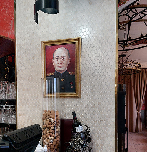 На фото: портрет Л.П. Берии в кафе «Кузькина мать»