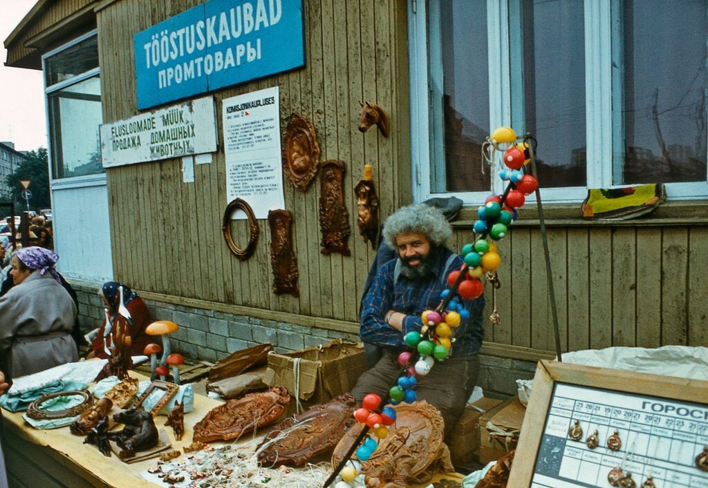 Продавец разной всячины. Павел Сухарев, 21 - 24 августа 1987 года, Эстонская ССР, г. Таллин, из архива Павла Сергеевича Сухарева.