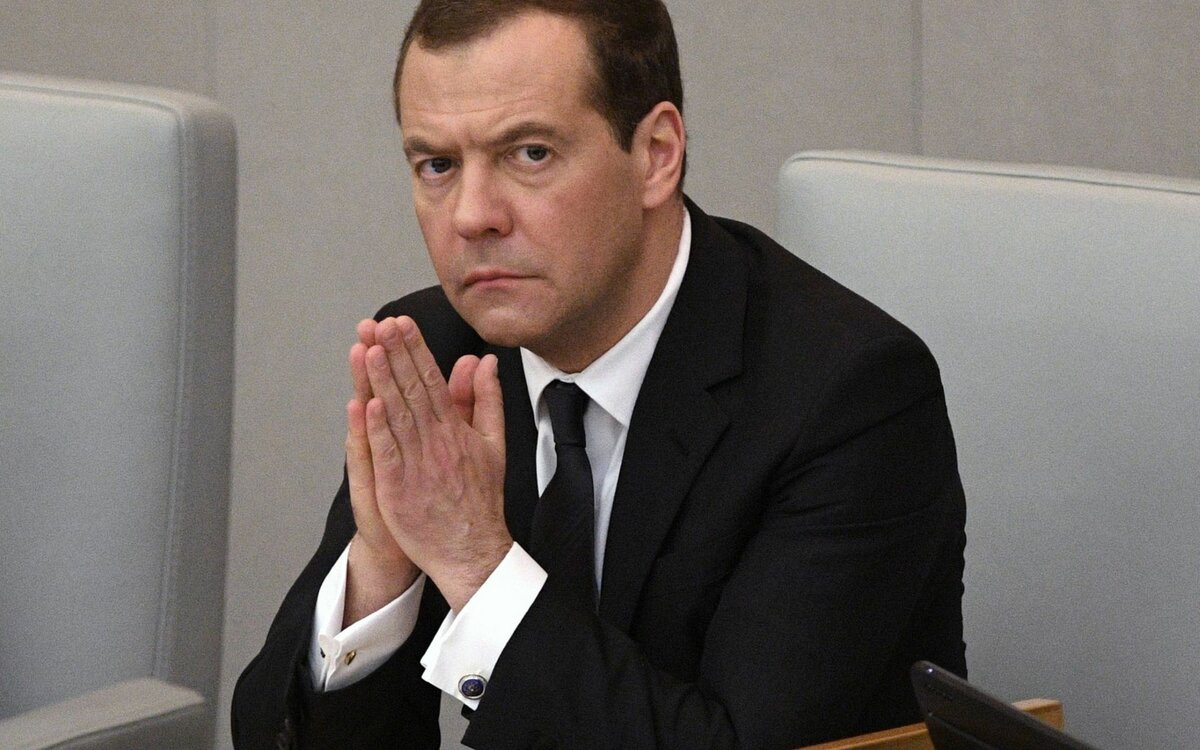 Медвед разбушевался или Запад, ты там держись