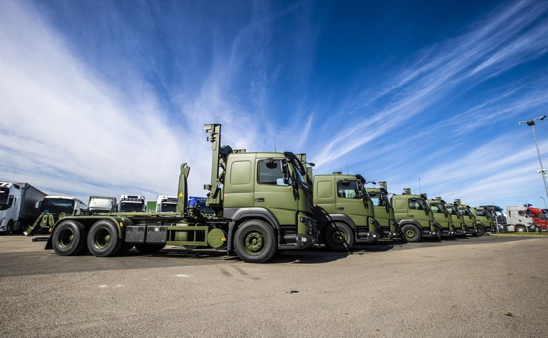 Первая партия переданных вооруженным силам Эстонии грузовых автомобилей Volvo FMX (6х6) приспособленных для перевозки контейнеров 