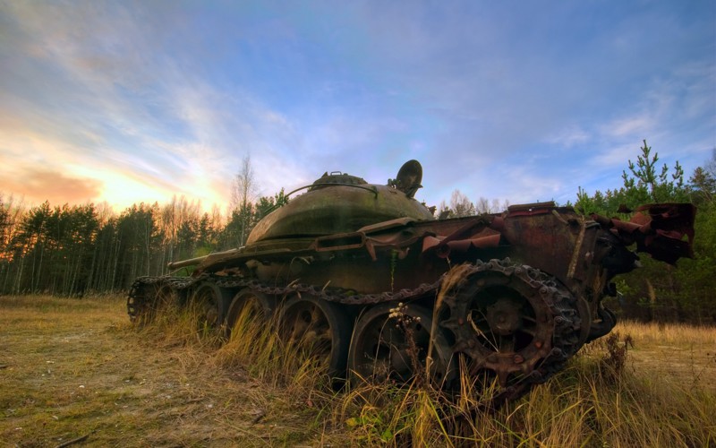 Военная техника, проглоченная дикой природой природа, танк