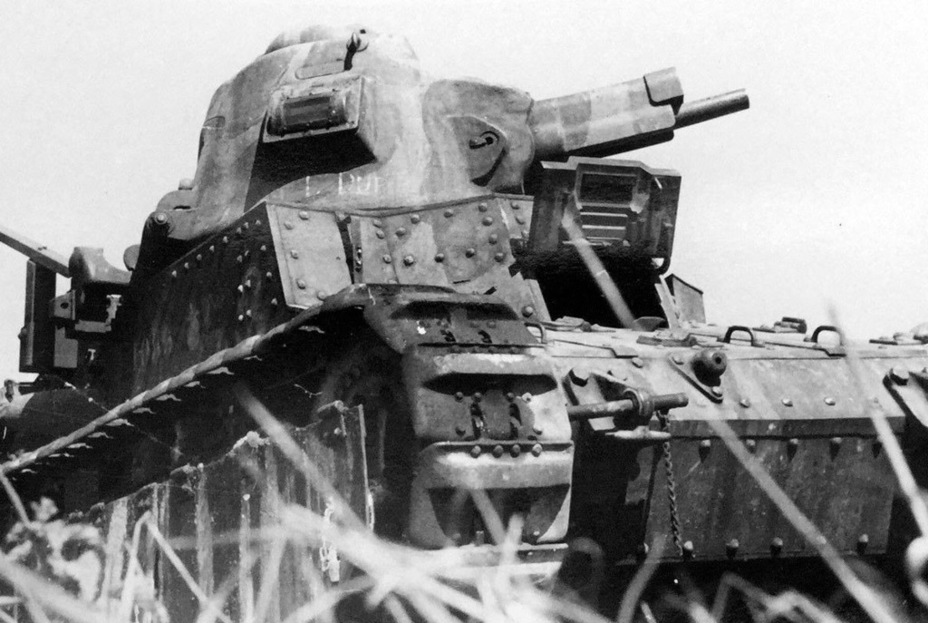 ​Как показал опыт боёв мая-июня 1940 года, наиболее эффективным калибром танковых орудий стал 47 мм. В результате устаревший Char D1 выглядел более выигрышно, чем французские танки нового поколения - Колосс на глиняных ногах | Warspot.ru