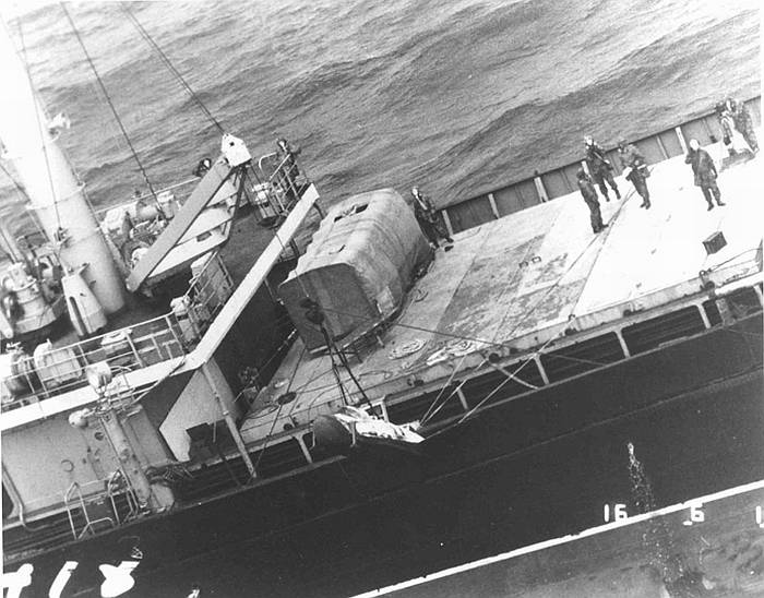 Этапы подъёма КА БОР-4 на борт корабля. Из личного архива В.В. Лебедева