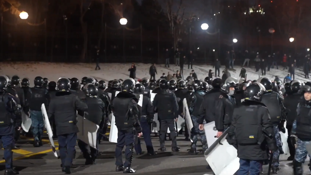 Власти Казахстана ввели режим ЧП на всей территории республики