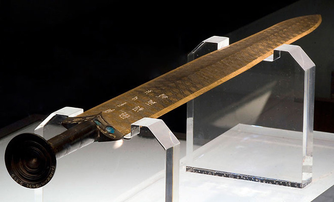 Выкованный 2500 лет назад меч выглядит сегодня как новый: он сделан из сплавов бронзы, но сохранил идеальную заточку