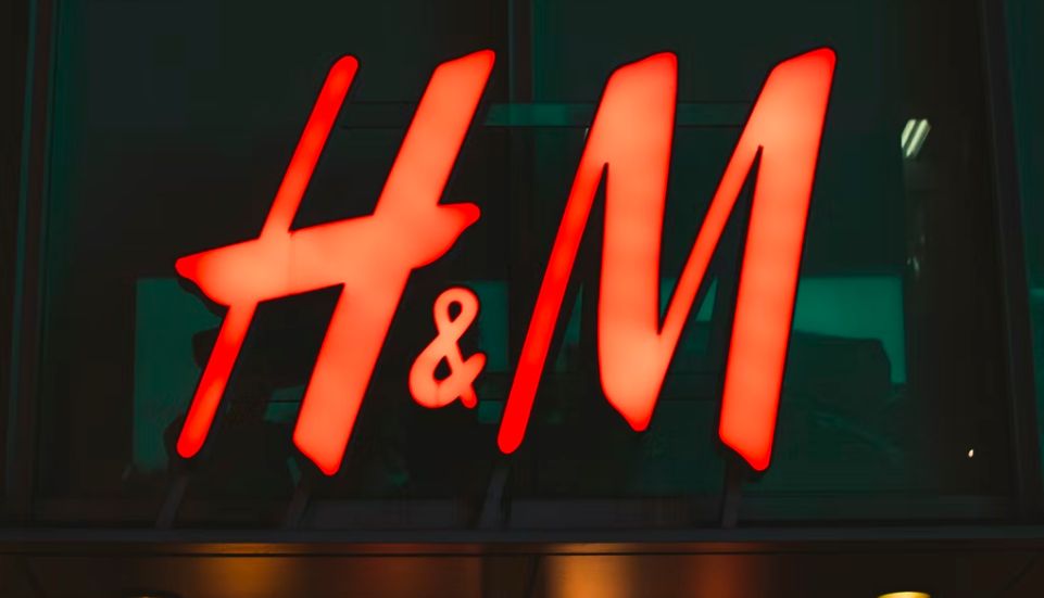 Минпромторг и Минтруд России проконтролируют соблюдение прав сотрудников H&M Общество