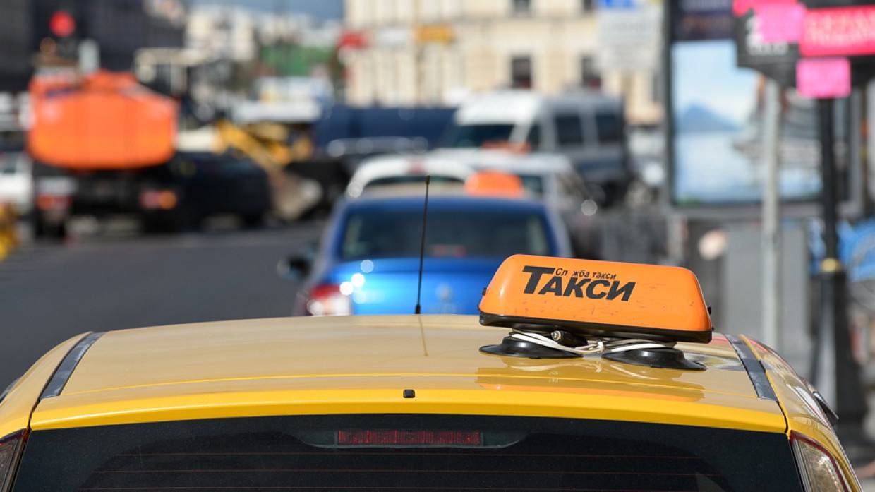 Водитель такси из Вологды не дал мошенникам обмануть пенсионерку
