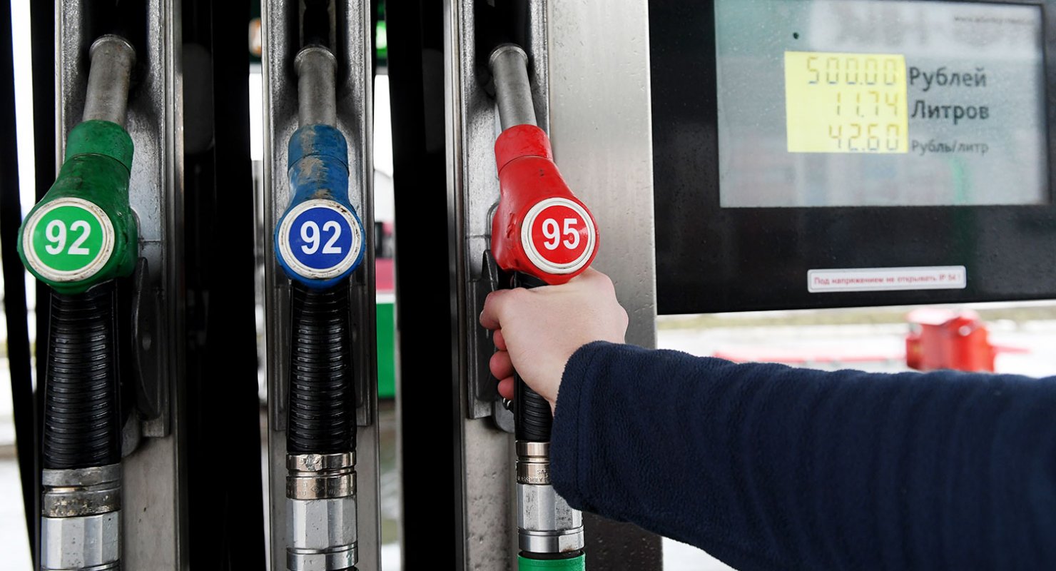 Как экономичнее заправлять машину: полный бак или по 10 литров?