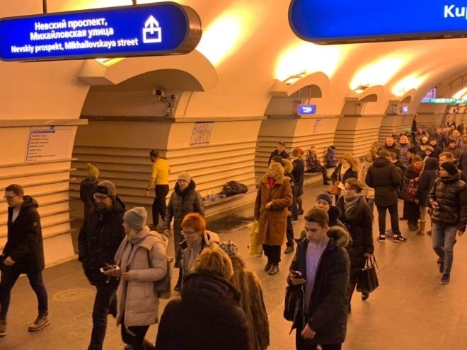 Выход невского. Станция метро Невский проспект выход на канал Грибоедова. Метро Невский проспект Гостиный двор. Станция метро Гостиный двор и Невский проспект. Станция метро канал Грибоедова.