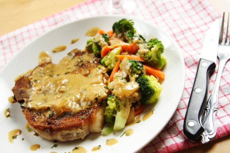 Свиные отбивные с яблочным соусом