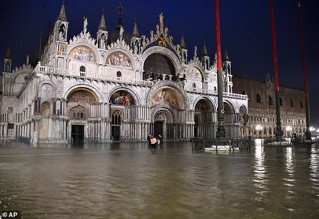 Венецию сильно затопило (ВИДЕО)