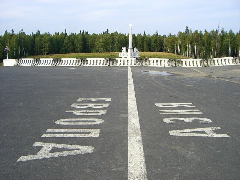 Стела "Европа — Азия" на автодороге Качканар — Чусовой/ © wikimapia.org