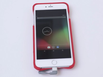 Специальный чехол позволяет превратить iPhone в Android-смартфон