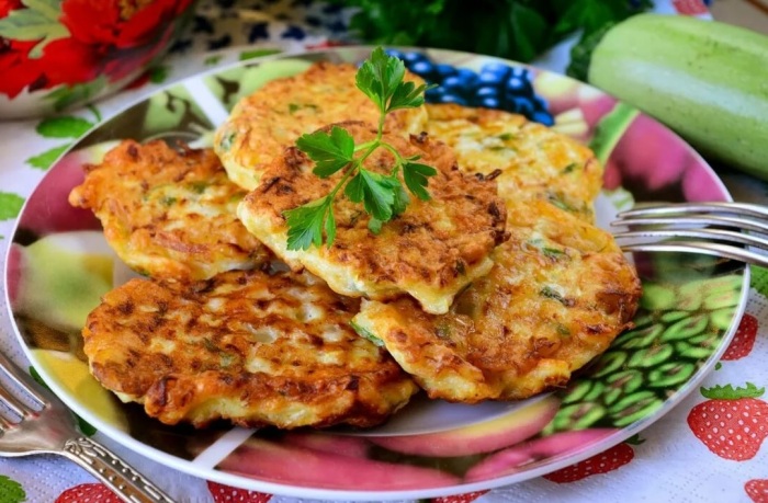 Благодаря фаршу драники получаются более сытными. / Фото:farsh-recept.ru