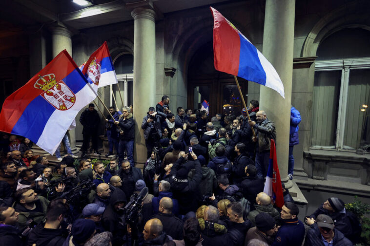 «Майданизация»: как протесты в Белграде привели к штурму мэрии и беспорядкам