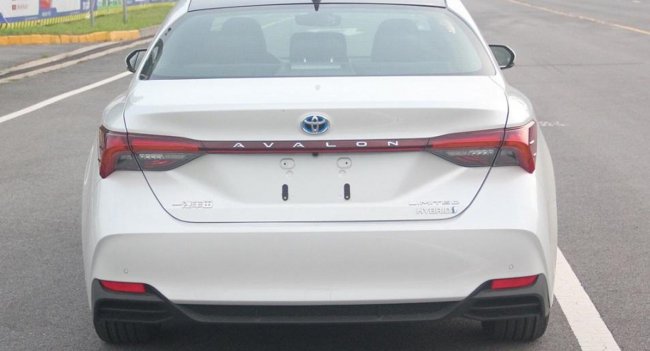 Компания Toyota готовится представить обновленный седан Avalon в Китае Автомобили