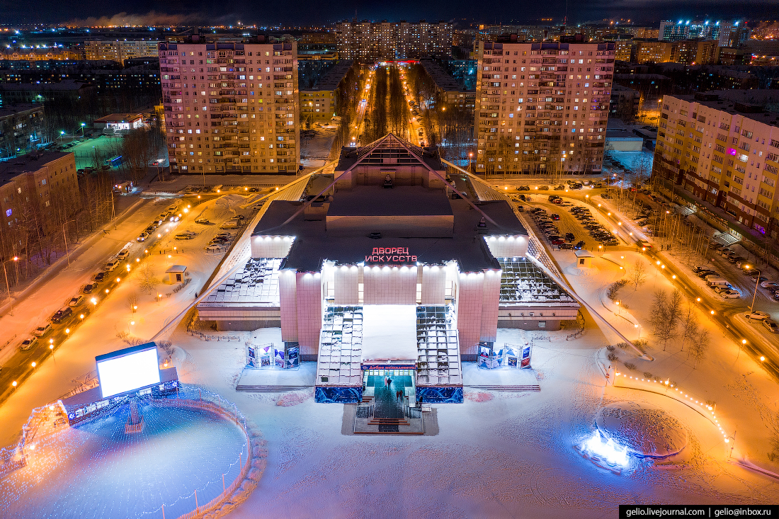 Нижневартовск автономный округ. Дворец искусств Нижневартовск. Площадь Нефтяников Нижневартовск. Нижневартовск площадь Нефтяников зима. Нижневартовск площадь города.