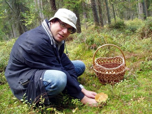 Ходил по лесу, грибы собирал. Вдруг слышу дикий крик...