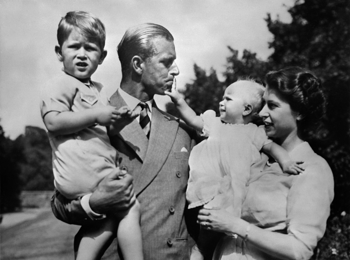 Принц Филипп и королева Елизавета II с двумя детьми, 1951