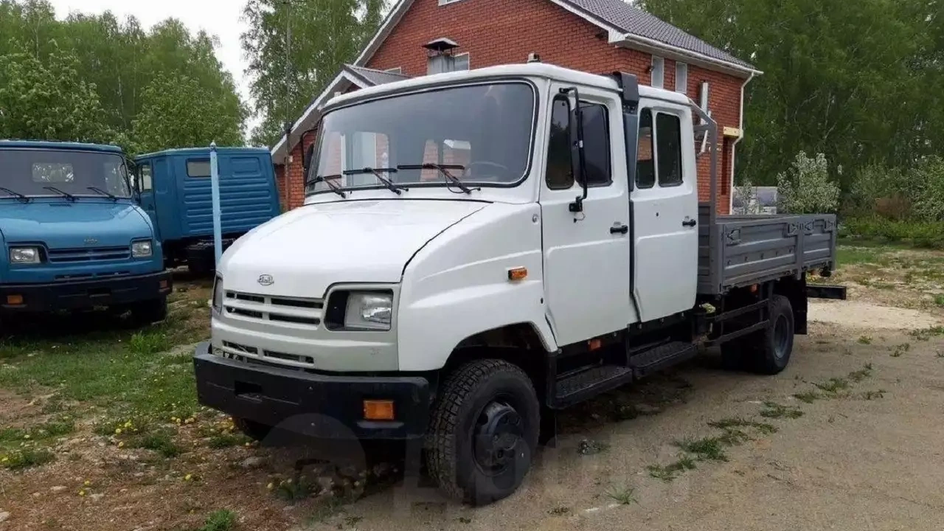 В Москве на продажу выставили редкий 7-местный ЗИЛ Бычок с нулевым пробегом