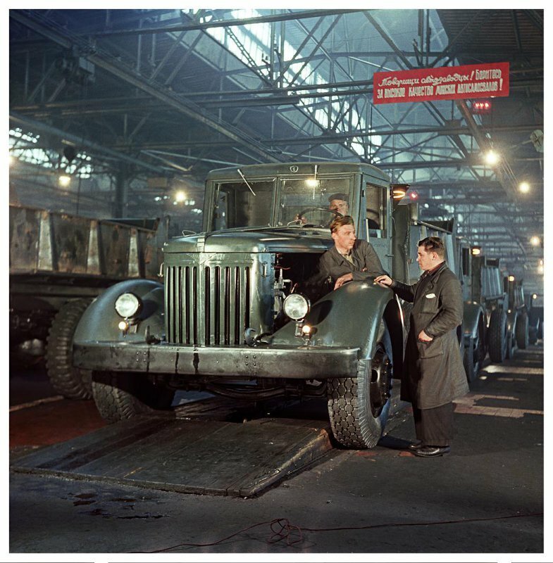 Автозавод. Готовый мощный самосвал сходит с конвейера. М.Савин, 1953 год. Госкаталог, Огонек, СССР
