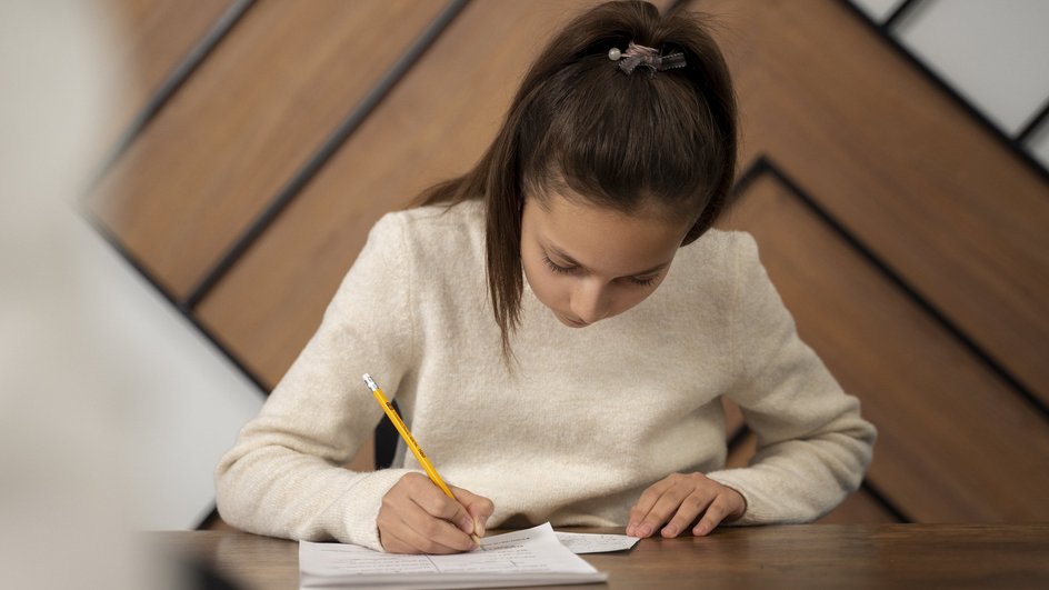 Школьница пишет изложение на ОГЭ Школьница пишет изложение на ОГЭ