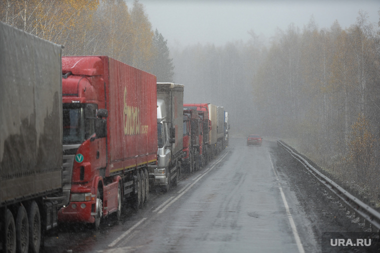 В Челябинской области снегопад остановил движение на трассе М5