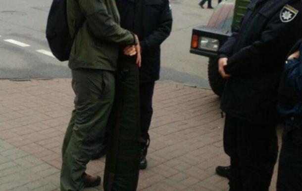 Для мирных протестов: Нацгвардия Украины задержала мужчину, который пытался пронести на митинг у Рады снайперскую винтовку +ФОТО | Продолжение проекта «Русская Весна»