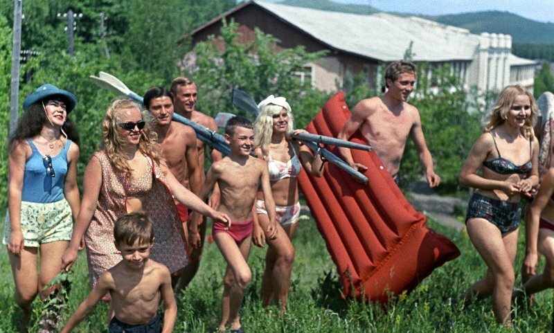 Когда на Урале плюс 30 градусов, идем к воде. Эдуард Эттингер, 1971 год. Госкаталог, Огонек, СССР
