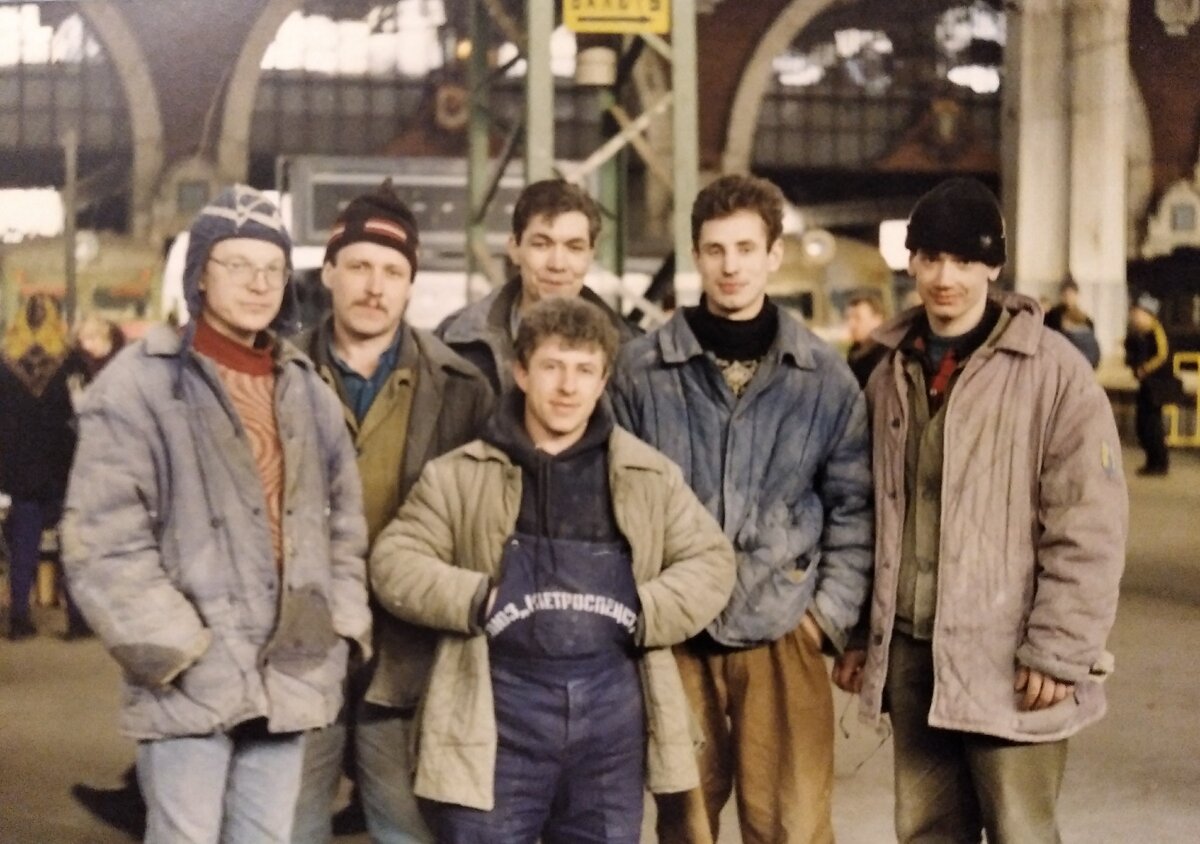 1996 год, Реконструкция казанского вокзала, автор крайний справа. Ни каких мигрантов ещё нет, работают местные. Кстати, все кто на фото непьющие.