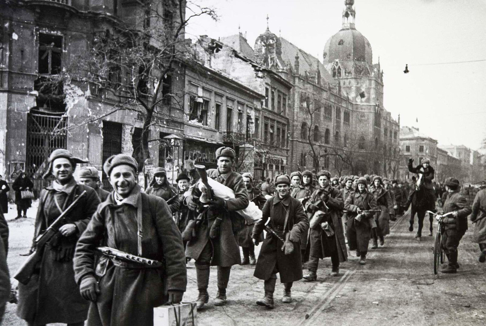 Освобожденная Европа через объективы советских фотографов жителями, Красной, Бойцы, Советские, Берлин, освобожденная, Белграде, югославские, бойцы, Варшавская, битва, сражаются, окрестностях, Будапешта9, Семья, Фронтовые, гетто, Кудашов, Цепном, мосту