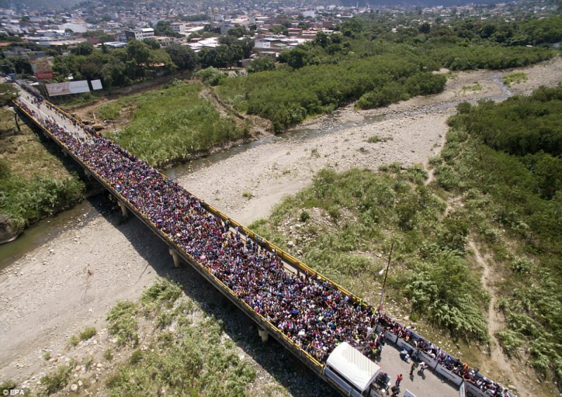 Из Венесуэлы массово бегут люди