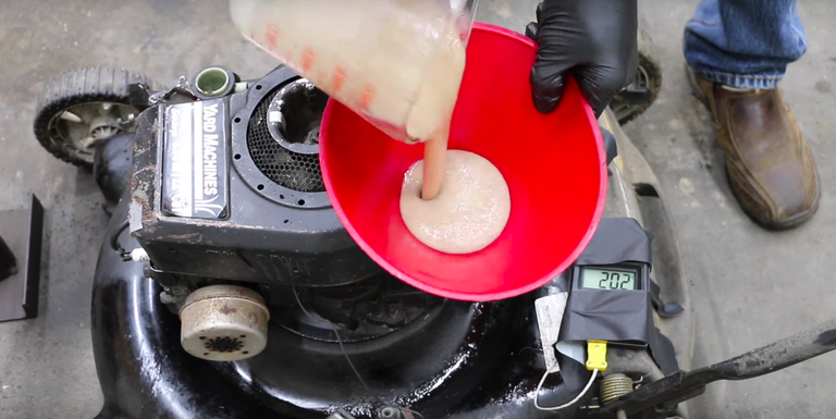 Видео: никогда не делайте машинное масло из бананов!