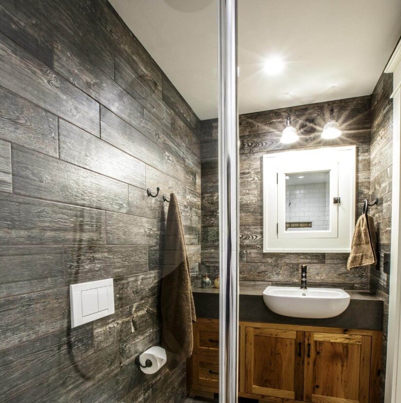Ванная комната редко используется для создания стильного интерьера. Чаще всего ее делают просто удобной и привлекательной без изысков и трендовых деталей.-7