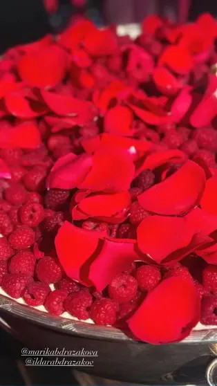 Торт с лепестками роз, виды на Кремль и Ксения Собчак среди гостей: оперный певец Ильдар Абдразаков отметил 10-ю 