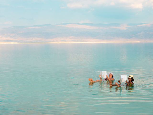 Самая низкая точка на суше — это Мертвое море, расположенное на границе между Израилем и Иорданией.