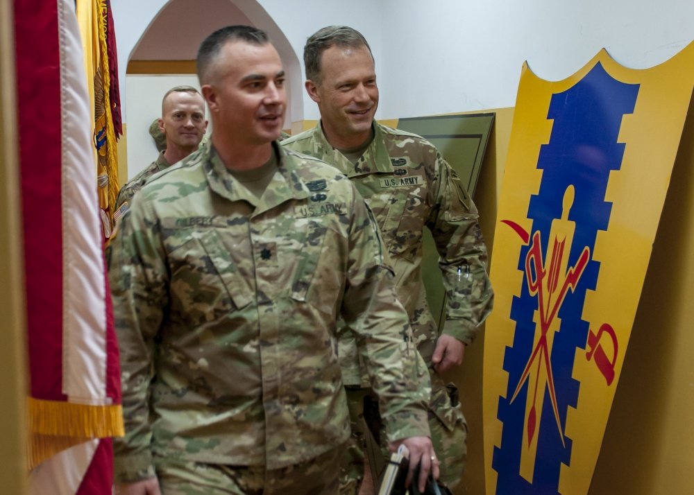 Генерал-майор Д.Колашевский (справа на заднем плане) инспектирует боевую группу 1-й бронетанковой бригады США в Польше. 19.04.2019 г. 
