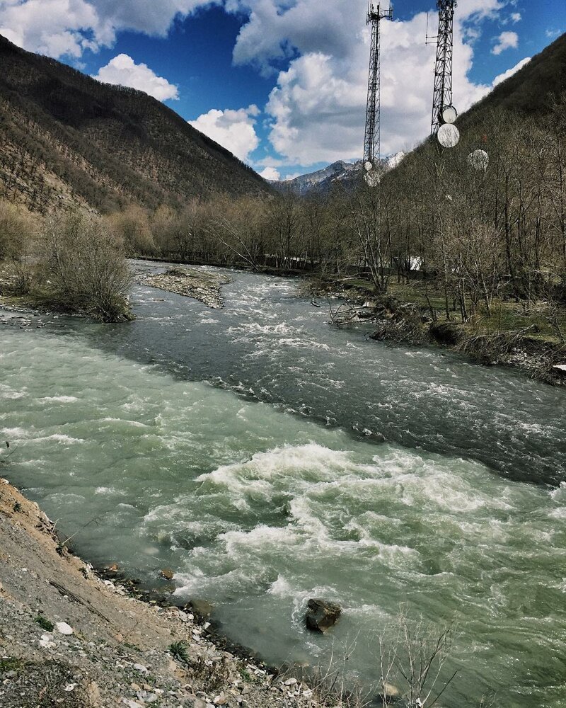 Как выглядит черно-белая река в Грузии, в которой не смешивается вода природа,путешествия,туризм