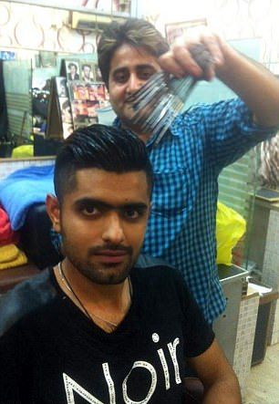 Пакистанский парикмахер стрижет клиентов 15 парами ножниц одновременно