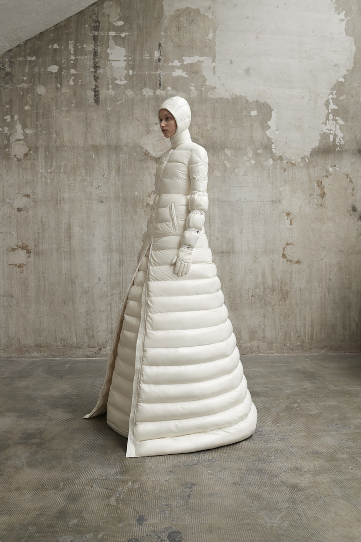 Ноу-хау в мире моды: платья из пуховиков Ноу-хау в мире моды: платья из пуховиков дизайнеры,мода,мода и красота,модные тенденции