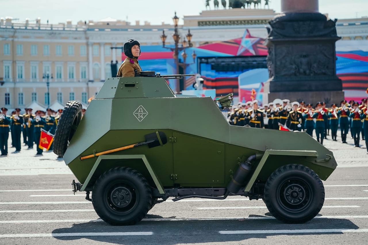 Торжественный парад Победы прошел на Дворцовой площади