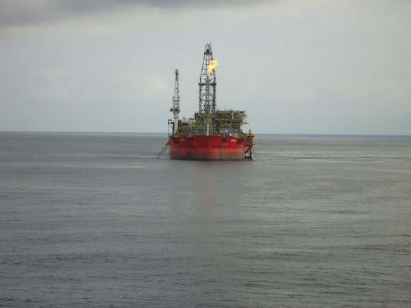 Перевозкой нефти занимаются совсем другие корабли. Инциденты с ними часто пестрят в СМИ.