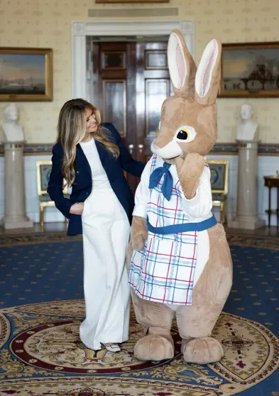 Большой кролик, разноцветные яйца и детские рисунки: как Дональд и Мелания Трамп отметили Пасху Трамп, ТрампМелания, Дональд, Мелания, президент, ТрампДональд, мероприятия, Белого, детьмиМелания, приняли, участие, сорока, праздника, оформление, тысяч, журналистами, около, подготовили, важной, пообщаться