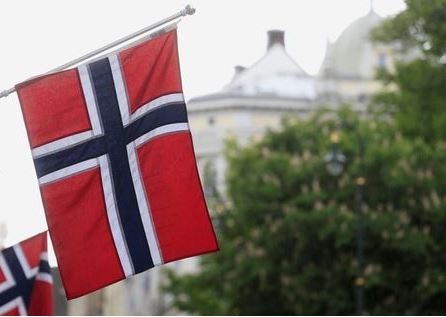 Norwegian flags flutter at Karl Johans street in Oslo, Norway May 31, 2017. REUTERS/Ints Kalnins